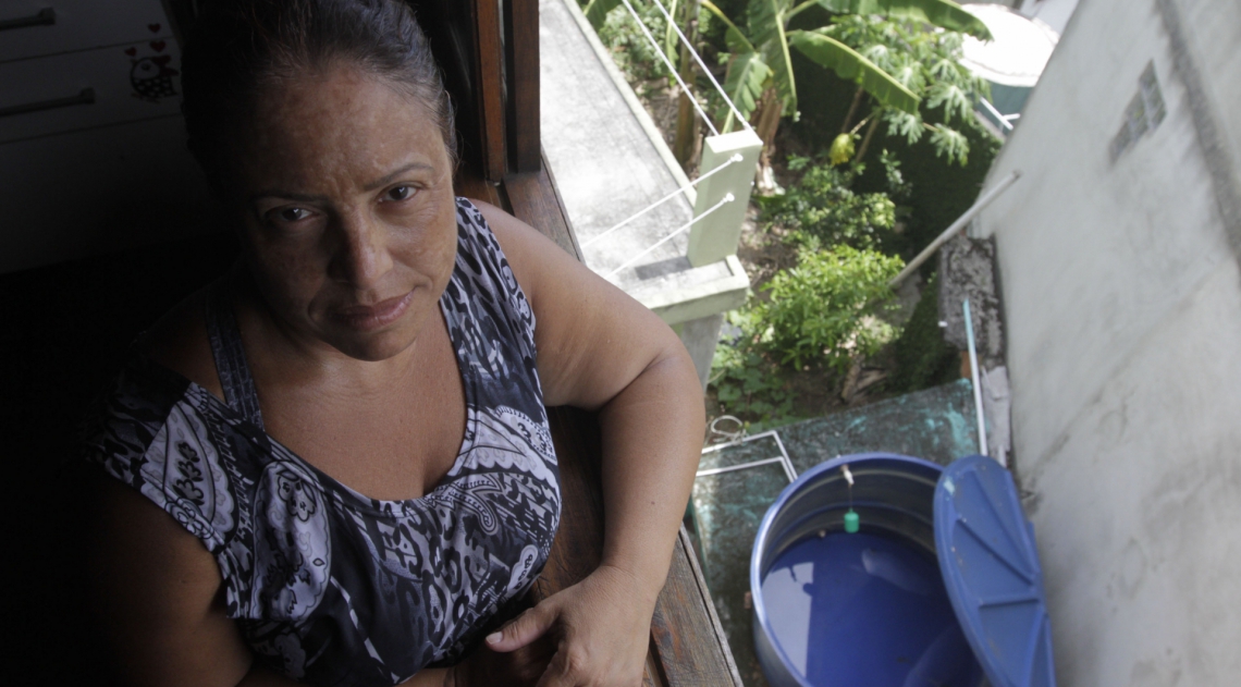 Raquel Teixeira do Nascimento, ao lado da vizinha Marina Alves, diz que ela e os vizinhos em Barra de Guaratiba vivem rotina de absurdos - Cléber Mendes