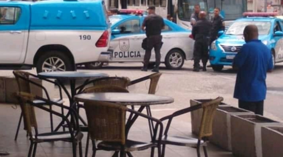 Suspeito usava uma arma de brinquedo e foi contido por passageiros - Reprodução redes sociais 