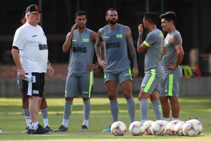 O técnico Abel Braga gastou saliva com os jogadores antes de iniciar o treino de ontem: a equipe estreia amanhã na Copa Sul-Americana