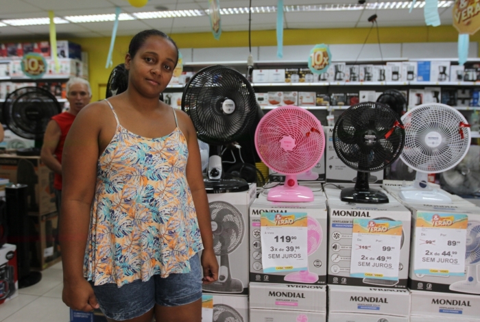 Rio de Janeiro 16/01/2020 - Dicas de compra de ventiladores. Na foto acima Tatiana da Silva Reis. Foto: Luciano Belford/Agência O Dia