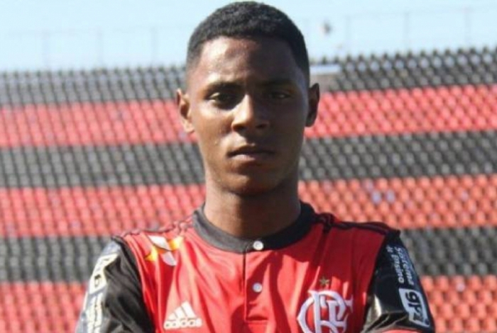 Jhonata Ventura comemora volta aos treinos no Flamengo