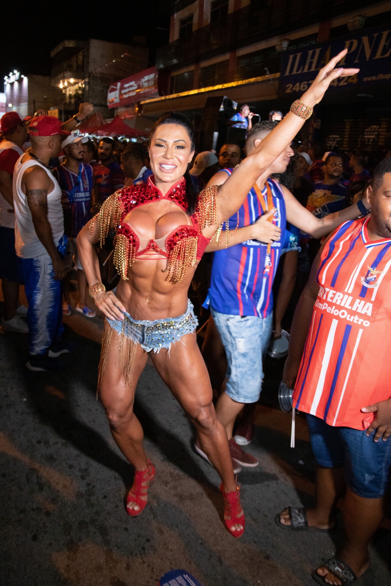 15/01/2020 - AGÊNCIA DE NOTÍCIAS/PARCEIROS - Ensaio da escola de samba União da Ilha do Governador, com a participação da Rainha de Bateria da escola, Gracyanne Barbosa, realizado na rua Estrada do Galeão, Ilha do Governador, Zona Norte do Rio, nesta última quarta-feira (15). Fotos: Mauricio Pingo/Parceiros/Agência O Dia