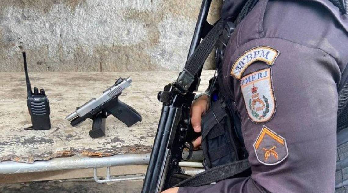 PMs apreenderam pistola e rádio comunicador com suspeito  - Divulgação 