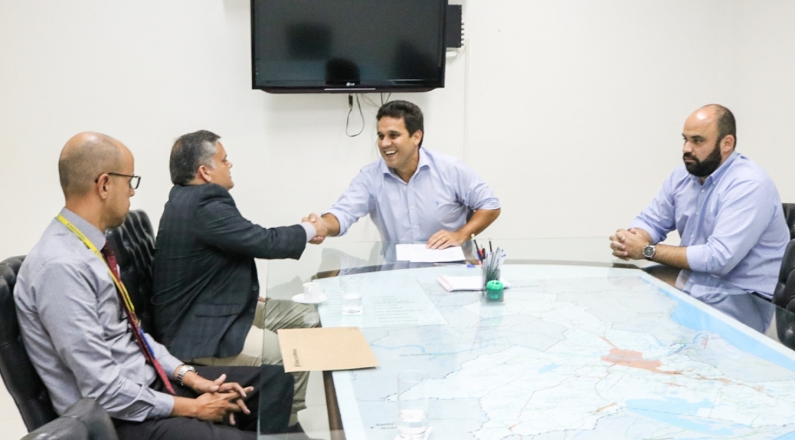 Rafael Diniz (ao centro), prefeito de Campos, assina termo de doação de 51 câmeras de vigilância ao município com representantes do Banco do Brasil - Divulgação prefeitura de Campos