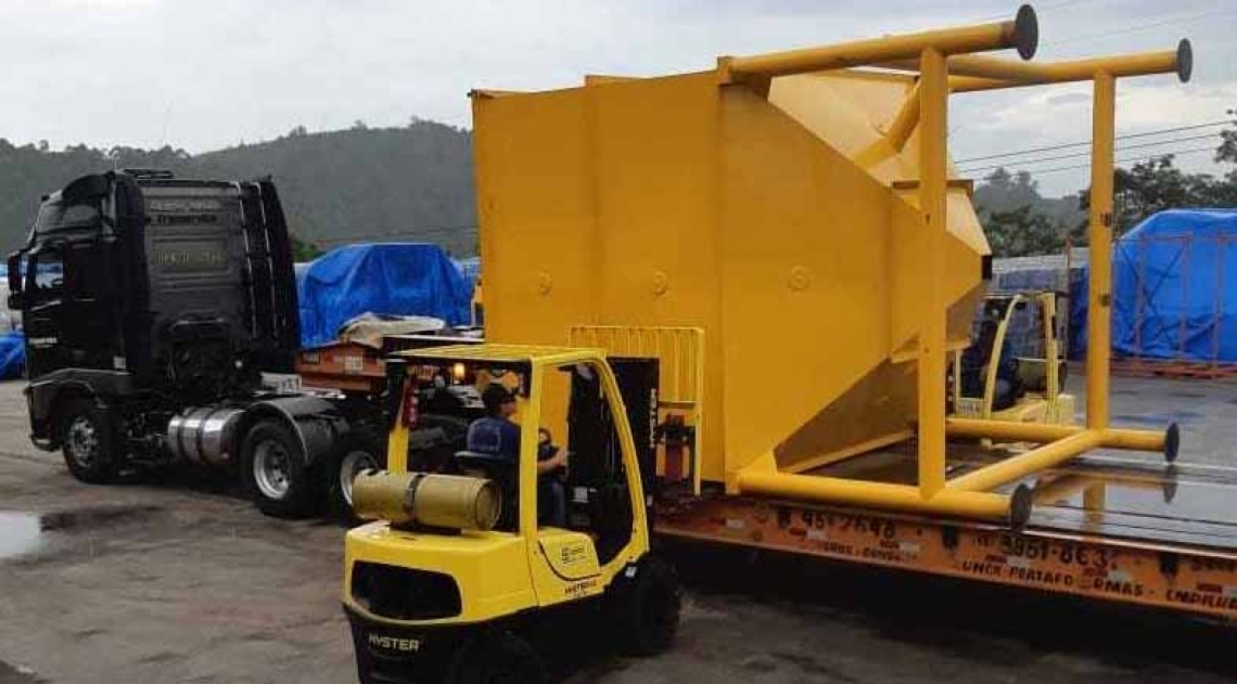 Primeira parte do equipamento para a adição de carvão ativado é descarregada - Reprodução / Internet