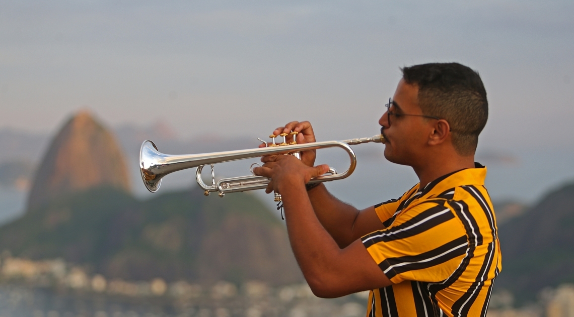 16 01 2020 -  No por do Sol, do verao carioca o trompetista, mineiro de Uberlandia, Natanael Marcelino toca  com seu trompete a musica Carinhoso de Toquinho . Foto Daniel Castelo Branco / Agencia O Dia