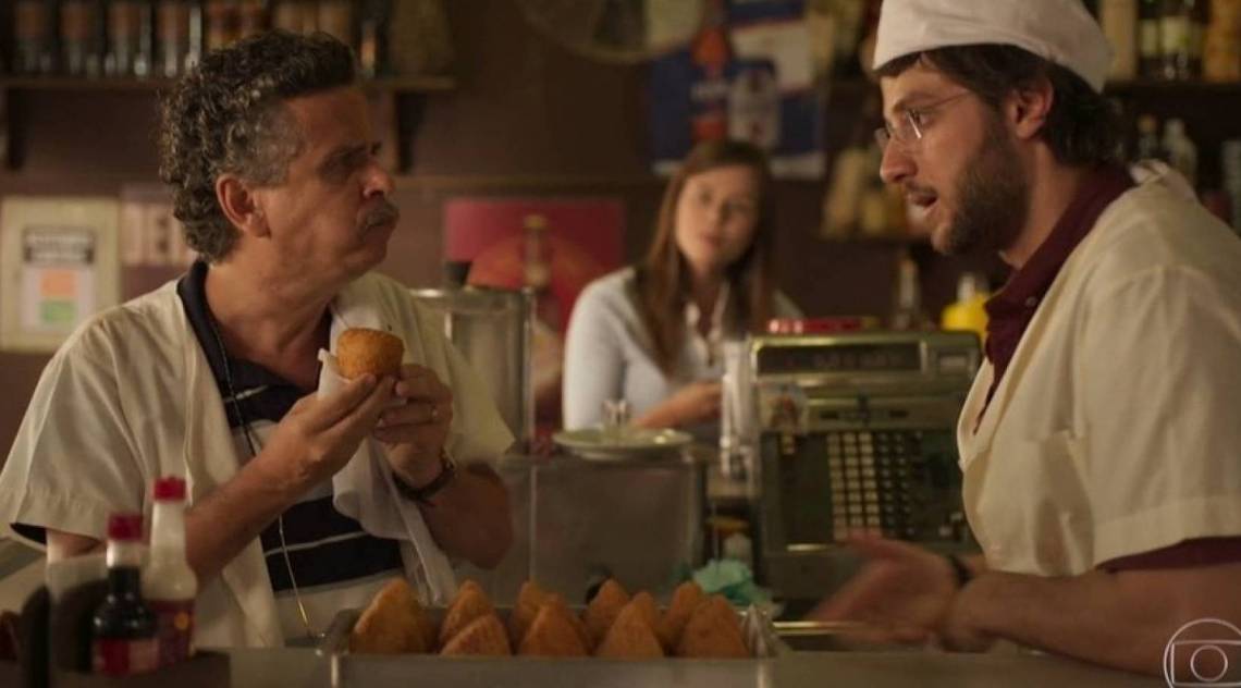 Thelma fica chocada ao ver que Danilo está trabalhando como cozinheiro no novo bar de Nuno  - Reprodução/TV Globo