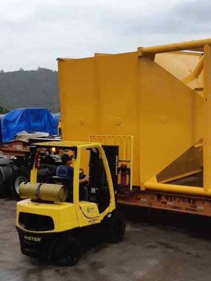 Primeira parte do equipamento para a adição de carvão ativado é descarregada