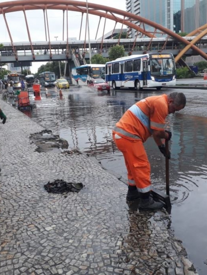 Chuva causa alagamentos na cidade