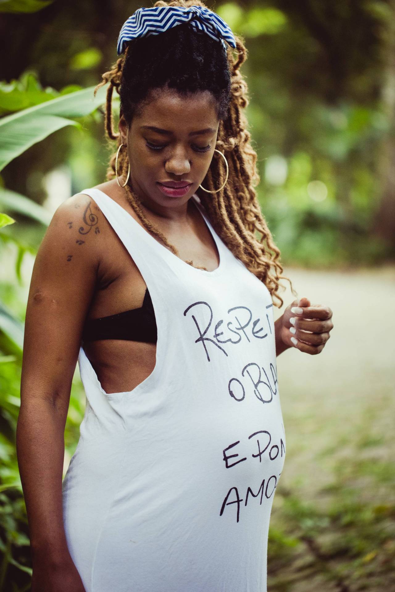 Cuidados com os cabelos crespos e cacheados no ver&atilde;o - a trancista Gabriela Azevedo
