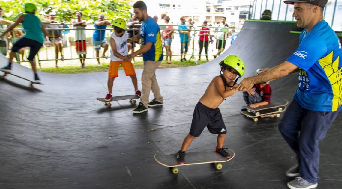 Dezenas de crianças participaram da clínica de skate com o atleta Sandro Dias