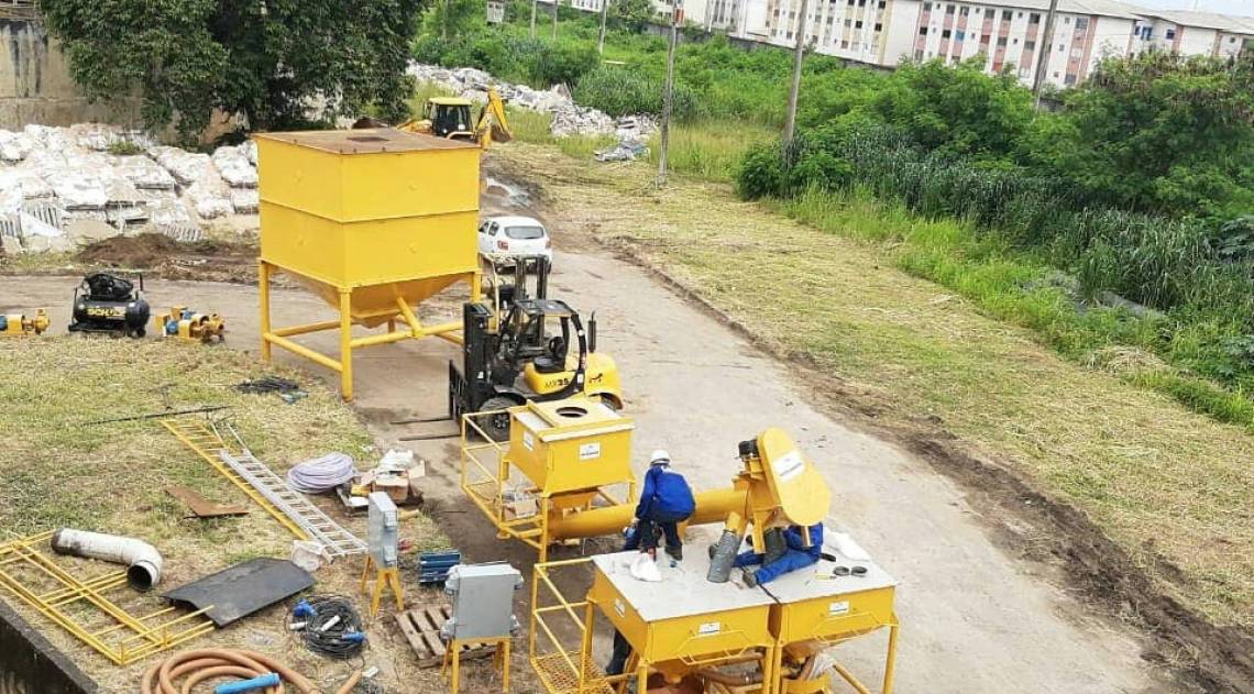 Operários montam o equipamento com carvão ativado que será usado para tratar a água em Gandu