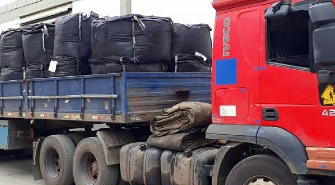 Na manh&atilde; deste domingo (19) chegou mais carv&atilde;o ativado para o tratamento da &aacute;gua na Esta&ccedil;&atilde;o do Guandu, al&eacute;m da &uacute;ltima parte do equipamento - Divulgação