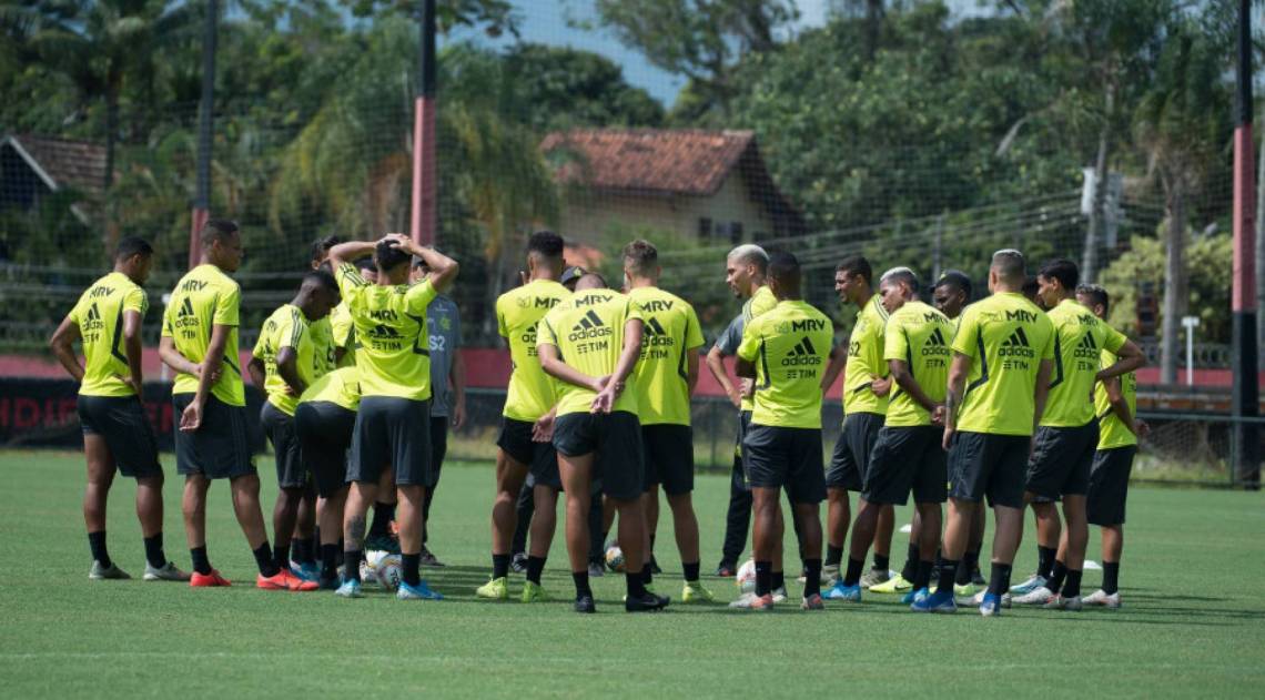 Mauricio durante conversa com elenco antes do treino
