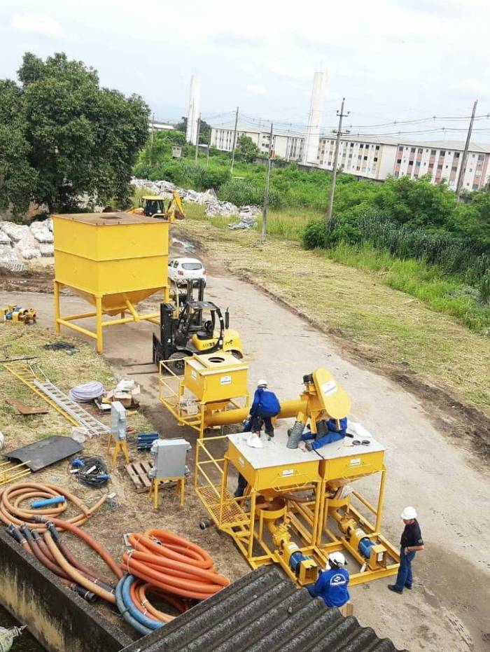 Operários montam o equipamento com carvão ativado que será usado para tratar a água em Gandu