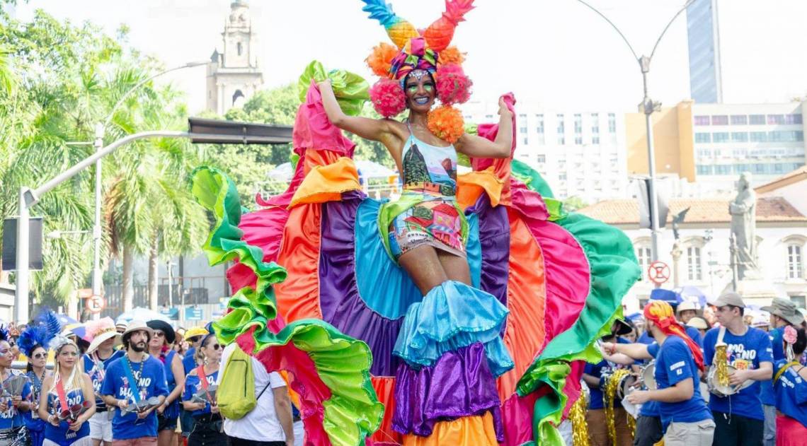 Por onde passa, Monobloco arrasta uma multidão