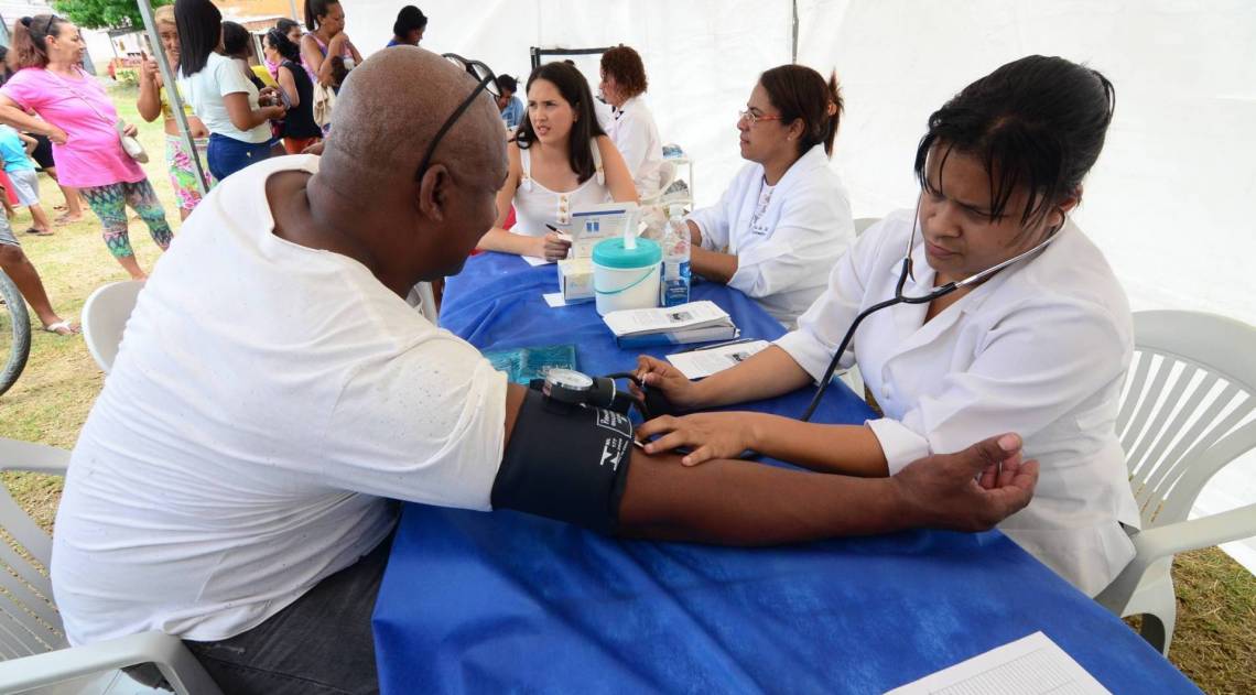 Exames para aferir a pressão arterial e a dosagem de glicemia no sangue estão entre os vários oferecidos pela ação - Divulgação