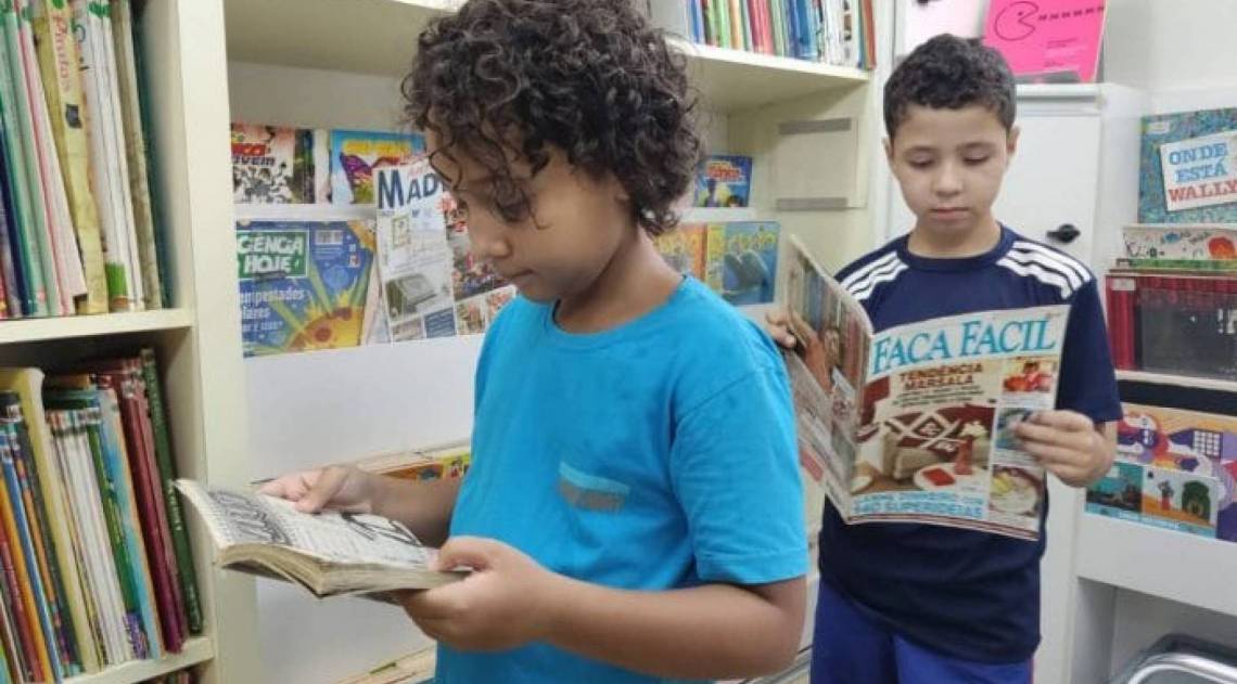 Biblioteca móvel - Elsson Campos