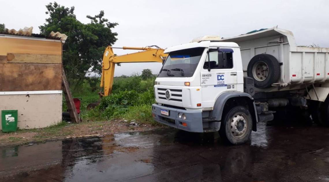 Duque de Caxias realiza limpeza de canais e rios