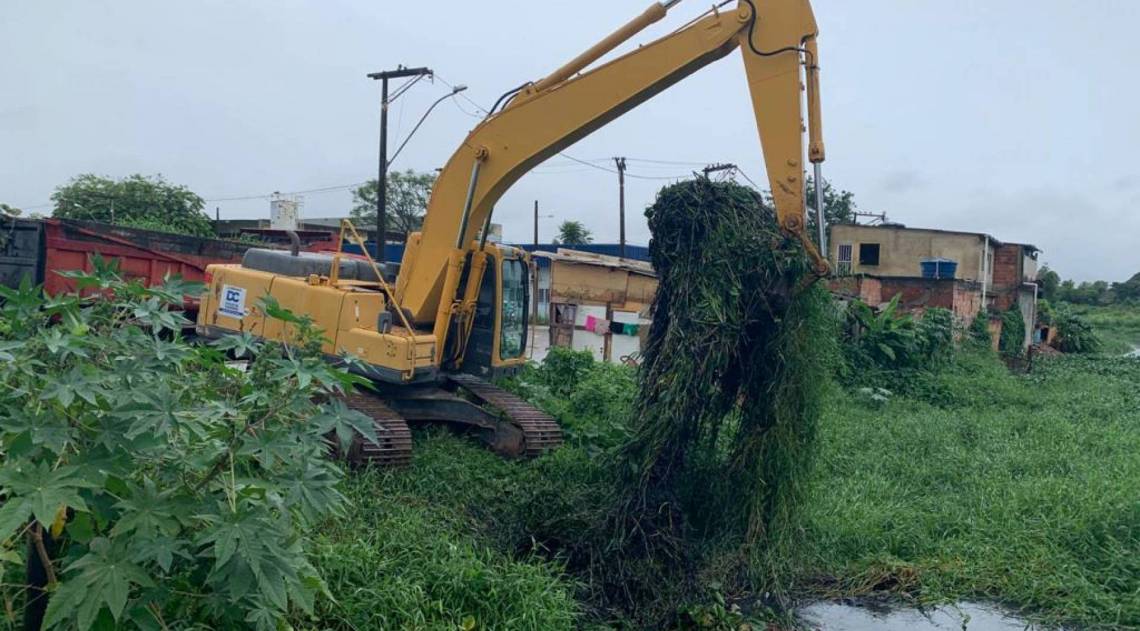 Duque de Caxias realiza limpeza de canais e rios - Divulgação