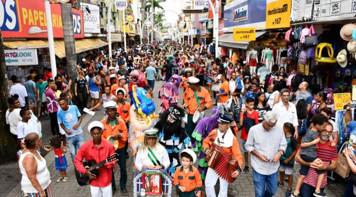 Muitos pararam para acompanhar a passagem da Folia de Reis no calçadão de Nova Iguaçu - Alziro Xavier / Divulgação PMNI