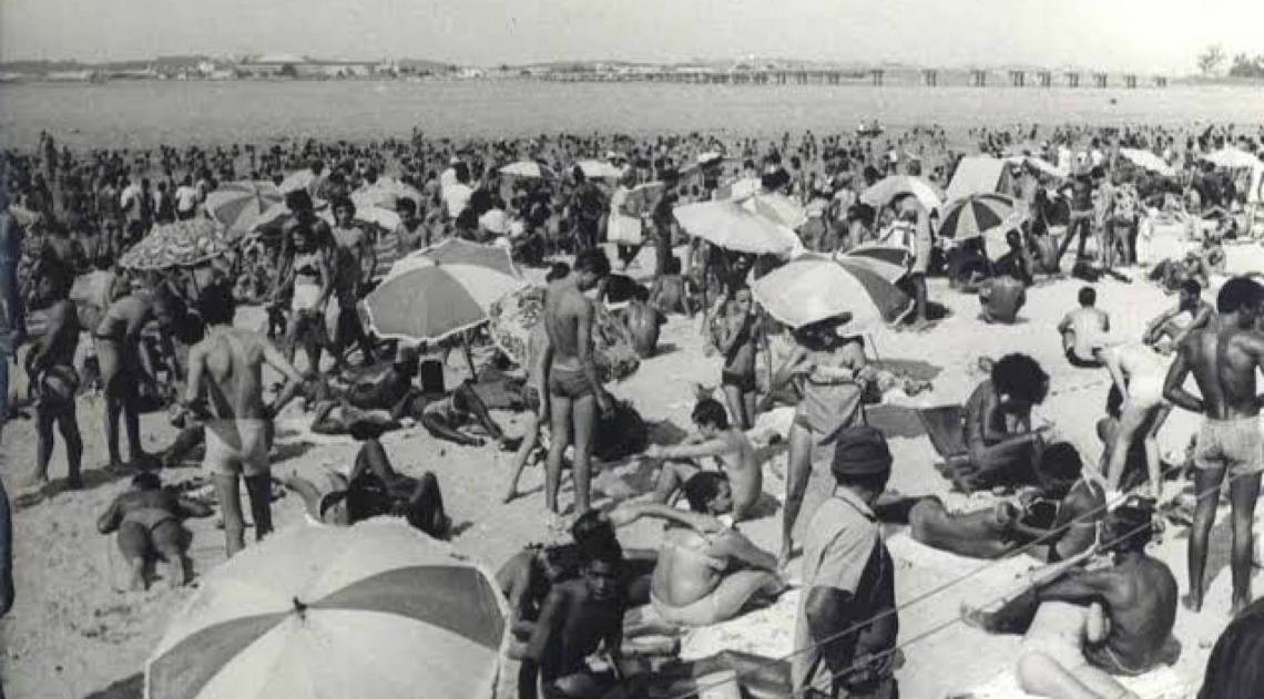 Faixa de areia lotada na Praia de Ramos, em 1972
