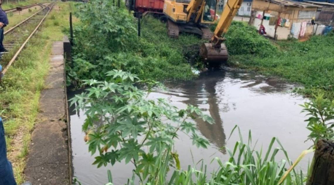 Duque de Caxias realiza limpeza de canais e rios