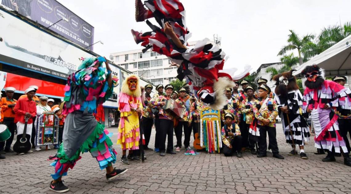 Na Folia de Reis existe um palhaço que dá piruetas e faz brincadeiras para atrair a atenção do público