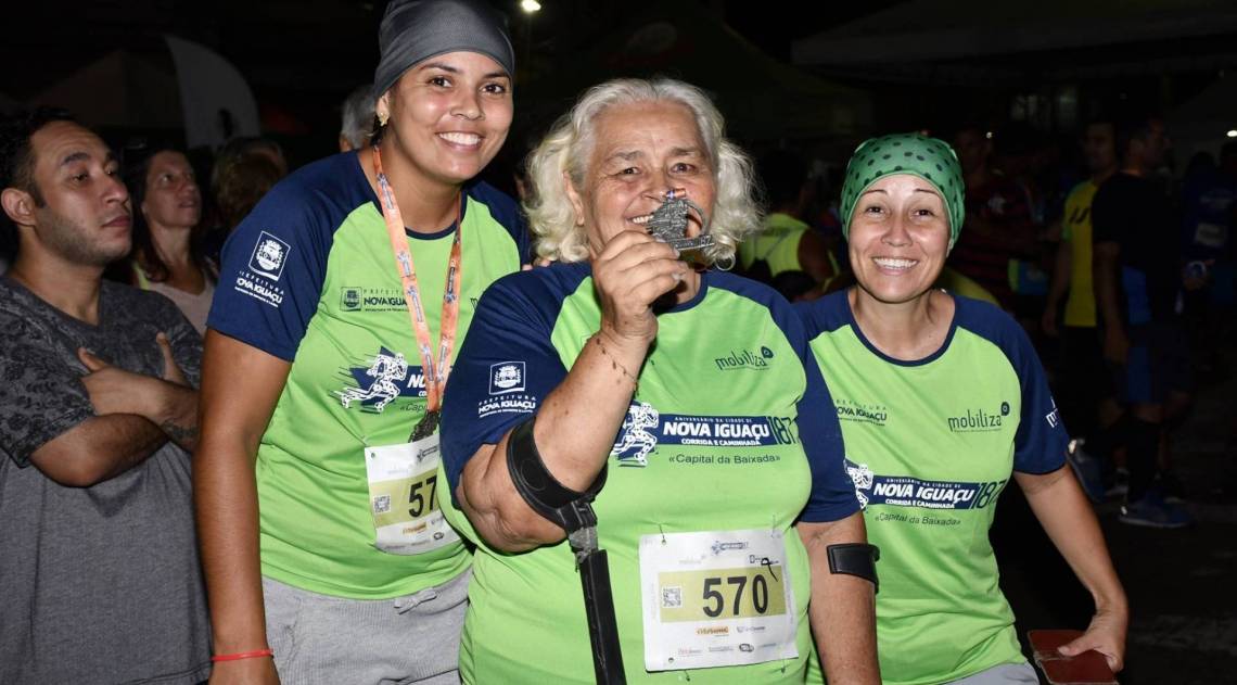 Judite Batista, de 70 anos, mesmo com muletas, fez questão de participar da caminhada 