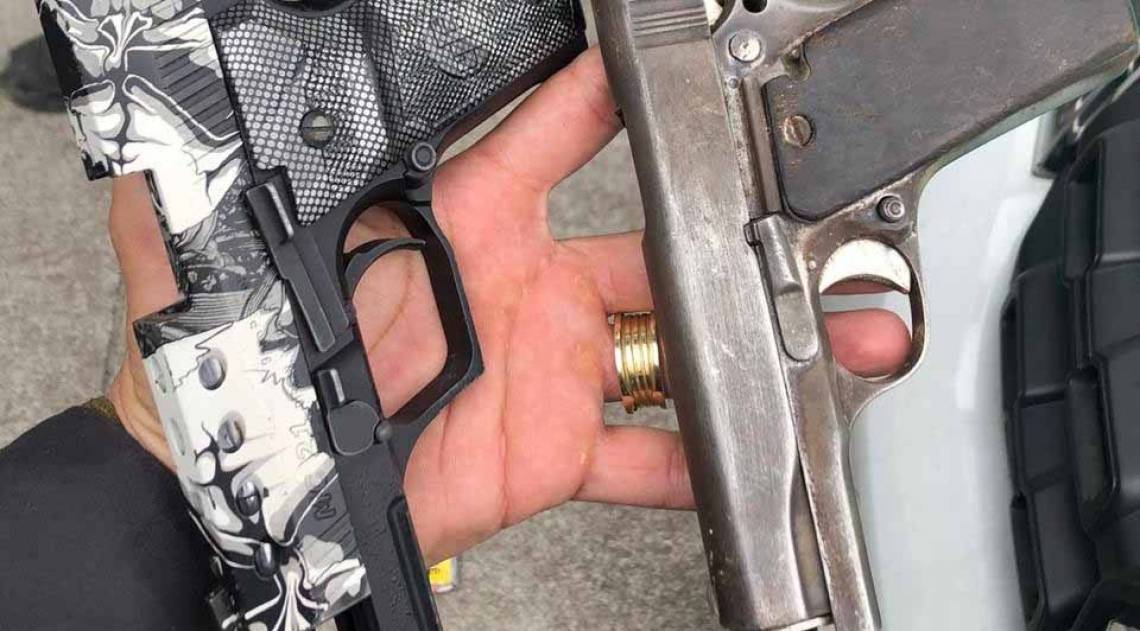 Pistolas apreendidas na ação, que também recolheu sete granadas - Divulgação / Polícia Militar