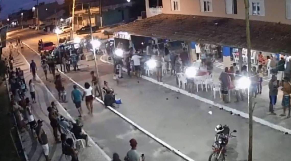 C&acirc;meras no cal&ccedil;ad&atilde;o de Santa Clara, em S&atilde;o Francisco de Itabapoana, registraram a a&ccedil;&atilde;o do assassino, que matou um homem pelas costas e feriu outras oito pessoas - Reprodu&ccedil;&atilde;o
