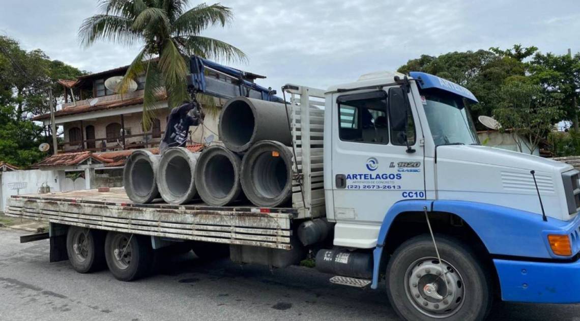 Caminhão chega ao local com manilhas e o restante do material usado para o início das obras de drenagem do município - Prefeitura de Saquarema