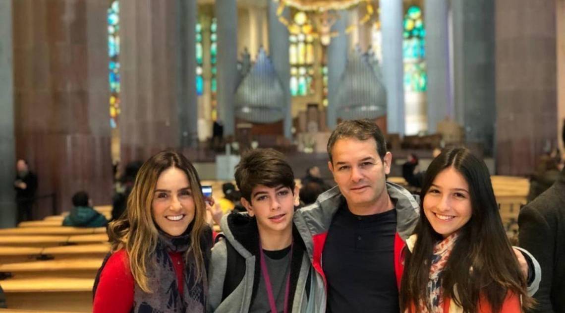 Monique Curi com a família em Barcelona - Divulgação 