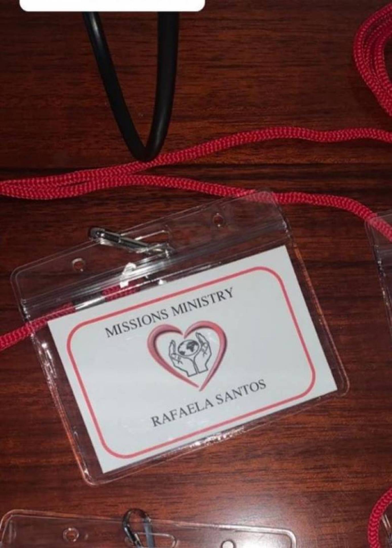 Rafaella Santos viaja em missão humanitária 