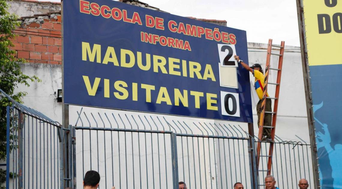 Em Conselheiro Galvão, o placar ainda precisa ser mudado manualmente - Gilvan de Souza / Agencia O Dia