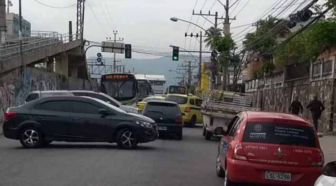 Carros voltaram na contram&atilde;o na hora do tiroteio