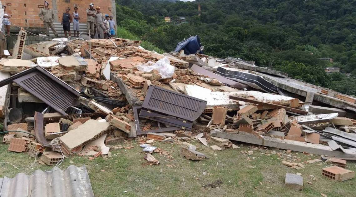 Acidente ocorreu no início da tarde e por pouco não provocou a morte de dois moradores - Reprodução/Corpo de Bombeiros