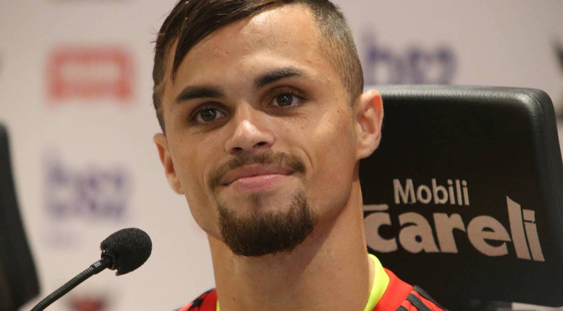 21 01 2020 - ATAQUE - O jogador Michael foi apresentado nesta ter&ccedil;a-feira no Ninho do Urubu . Eleito a revela&ccedil;&atilde;o do &uacute;ltimo Campeonato Brasileiro pelo Goias o atleta assinou contrato at&eacute; 2024.  Foto: Daniel Castelo Branco / Agencia O Dia - Daniel Castelo Branco / Agencia O Dia