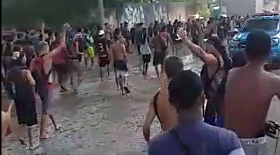 As batalhas acontecem no meio das ruas, envolvendo dezenas de integrantes de cada lado. Tudo devidamente filmado e postado na internet, desde a preparação dos sacolés com todo tipo de conteúdo até o placar das lutas - reprodução