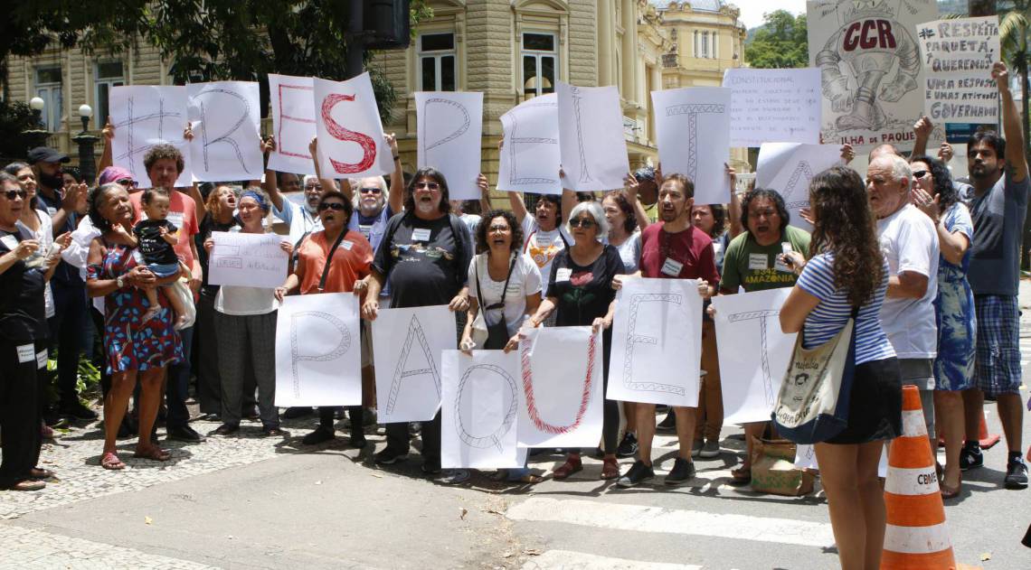 Rio de Janeiro - RJ  - 21/01/2020 - Manifesta&ccedil;&atilde;o de moradores e usu&aacute;rios das Barcas contra a mudan&ccedil;a na grade de funcionamento. O grupo se reuniu em frente ao Pal&aacute;cio Guanabara, em Laranjeiras, zona sul do Rio, pedindo uma reuni&atilde;o com o governador Wilson Witzel - Foto Reginaldo Pimenta / Ag&ecirc;ncia O Dia