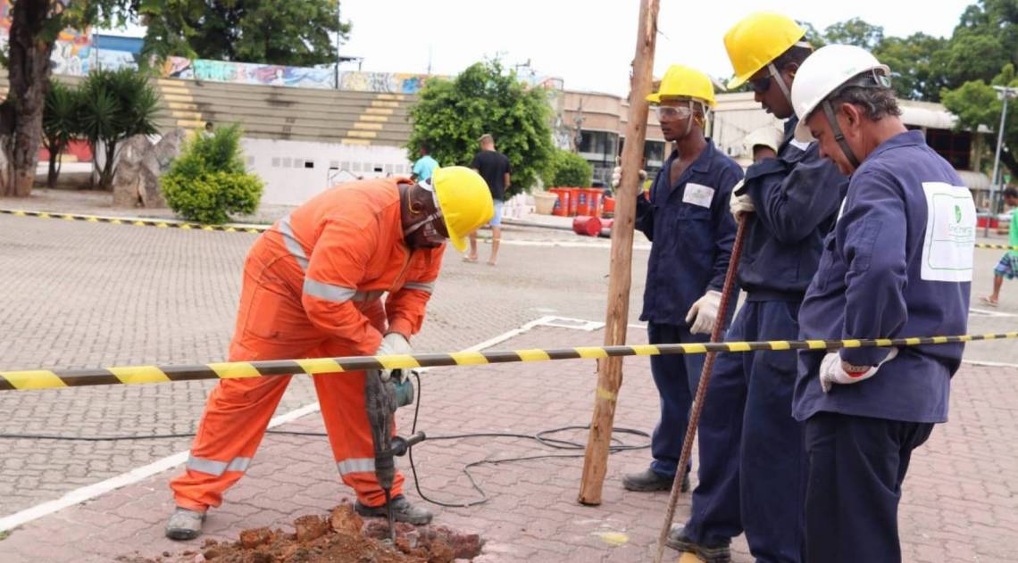 Cerco para obras na Praça Orlando de Barros Pimentel - Foto: Fernando Henrique Marins