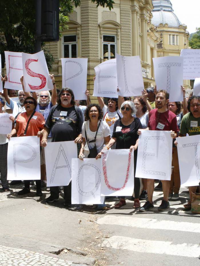Rio de Janeiro - RJ  - 21/01/2020 - Manifesta&ccedil;&atilde;o de moradores e usu&aacute;rios das Barcas contra a mudan&ccedil;a na grade de funcionamento. O grupo se reuniu em frente ao Pal&aacute;cio Guanabara, em Laranjeiras, zona sul do Rio, pedindo uma reuni&atilde;o com o governador Wilson Witzel - Foto Reginaldo Pimenta / Ag&ecirc;ncia O Dia