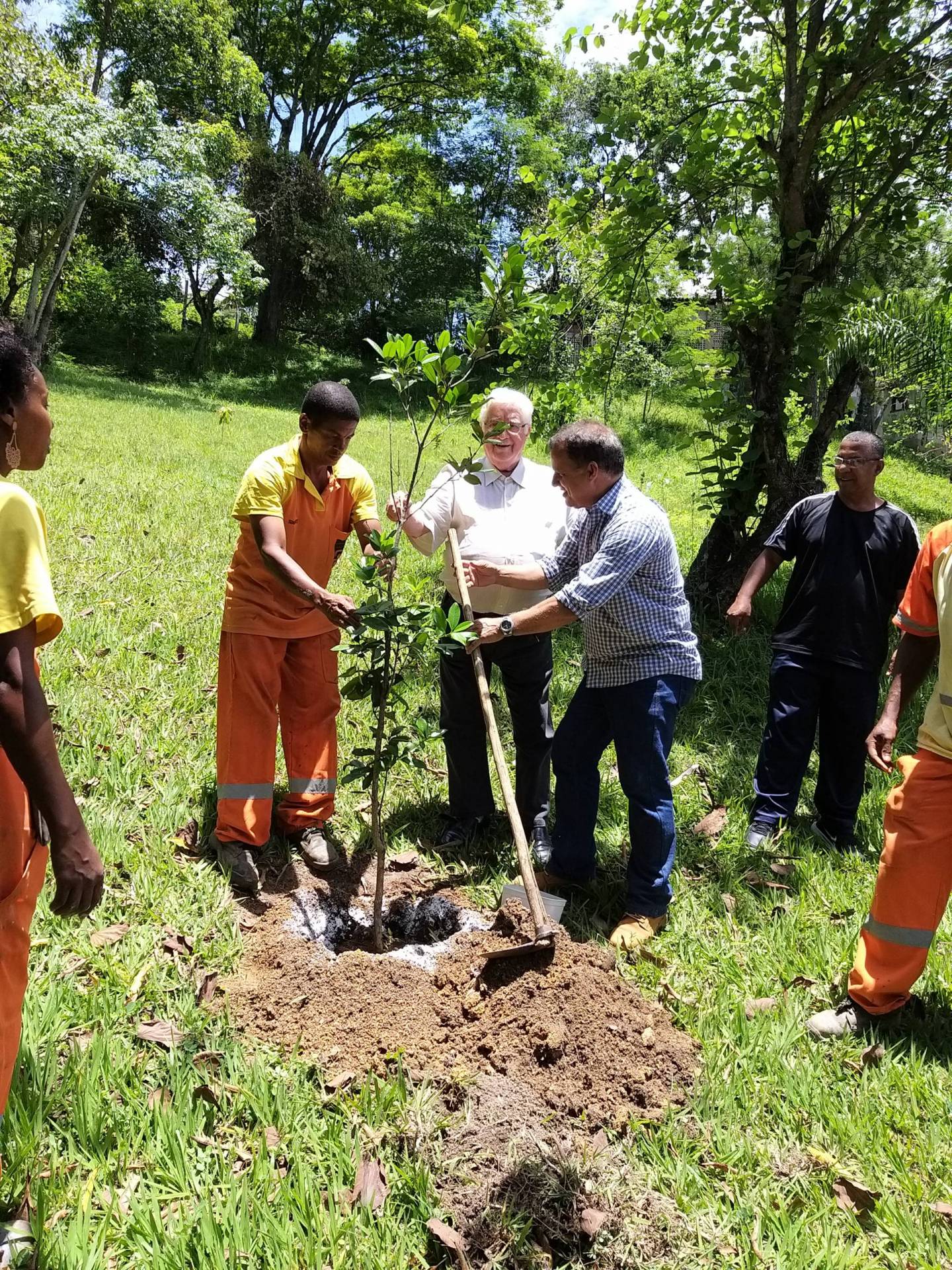 José Raymundo e Luiz Vicente, acompanhados de servidores, plantam uma muda de grumixama - Vinícius Martins
