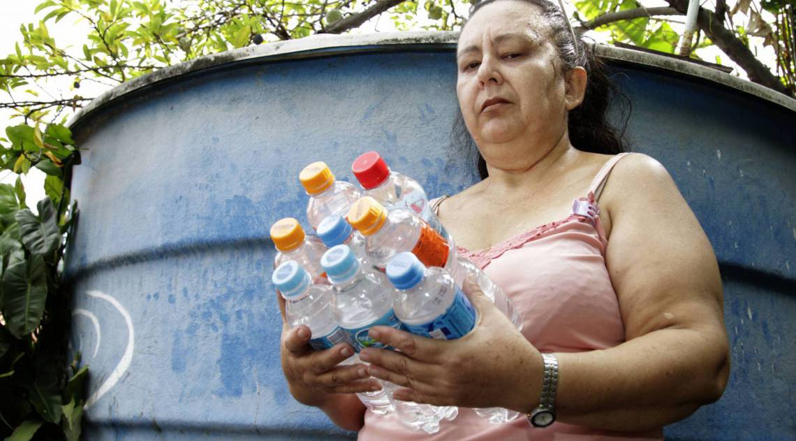 PRIMEIRA PAGINA, Rio,22/01/2020-AGUA SANTA, Agua contaminada ,na foto.Josefa Reis .Foto: Cleber Mendes/Agência O Dia - Cléber Mendes