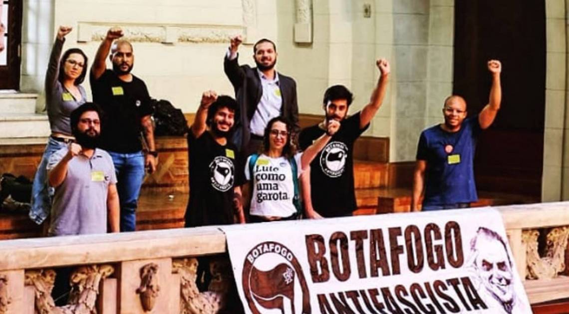 Membros a Torcida Botafogo Antifascista durante a vota&ccedil;&atilde;o do projeto na Alerj que virou lei e permite manifesta&ccedil;&atilde;o em est&aacute;dios esportivos  - Lucas Jatob&aacute;
