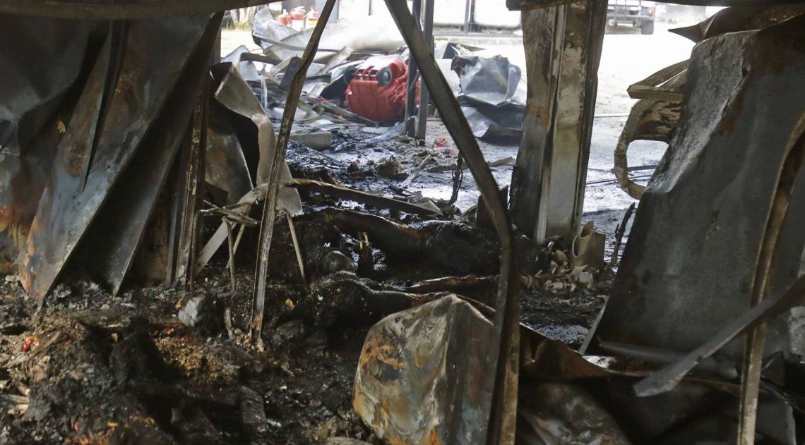 Incêndio nos contêineres que serviam de dormitório vitimou 10 garotos da base - Reginaldo Pimenta / Agencia O Dia