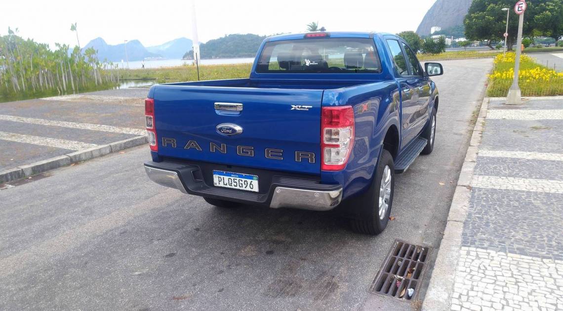 A versão conta com sensores traseiros e câmera de ré já de série. O sistema tem linhas guias que se alteram conforme o volante é esterçado na manobra