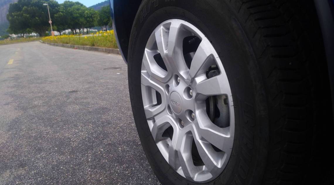 As rodas da versão XLT são de liga leve com 18 polegadas e os pneus são 265/60 R18