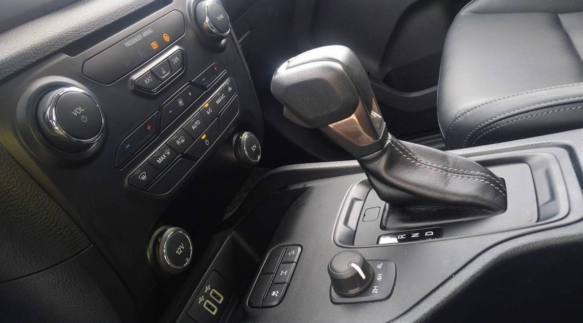 O console da Ranger acomoda o câmbio automático de seis marchas, o seletor de tração, uma porta USB e uma 12V
