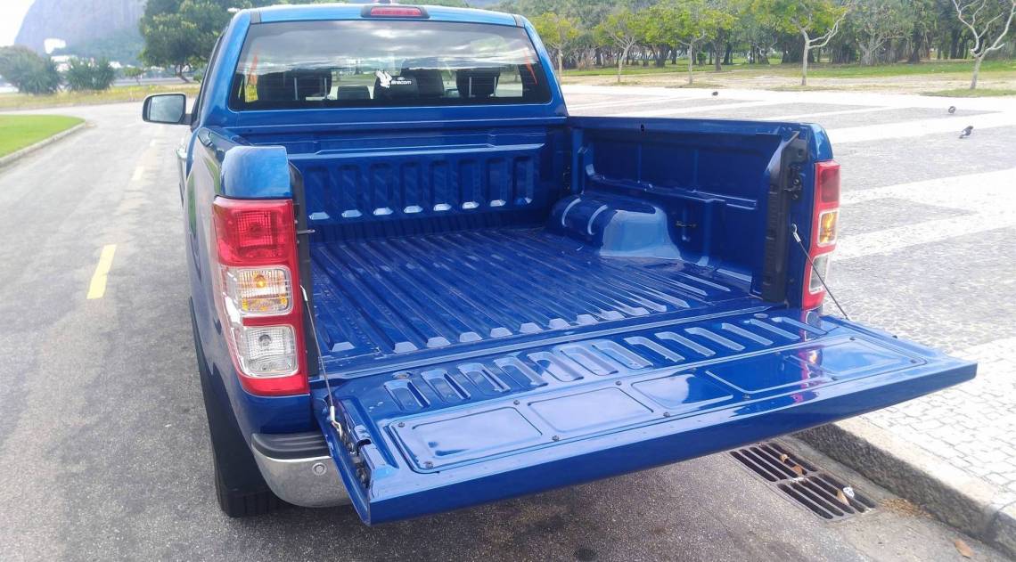 Porta da caçamba ficou muito mais leve com o auxílio de uma mola instalada na dobradiça